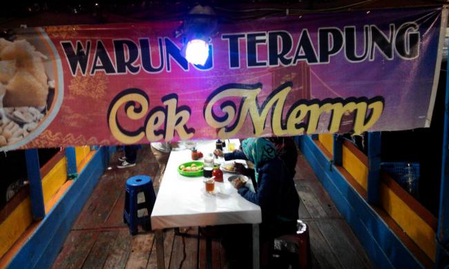 suasana-makan-romantis-di-warung-terapung-ditepian-sungai-musi
